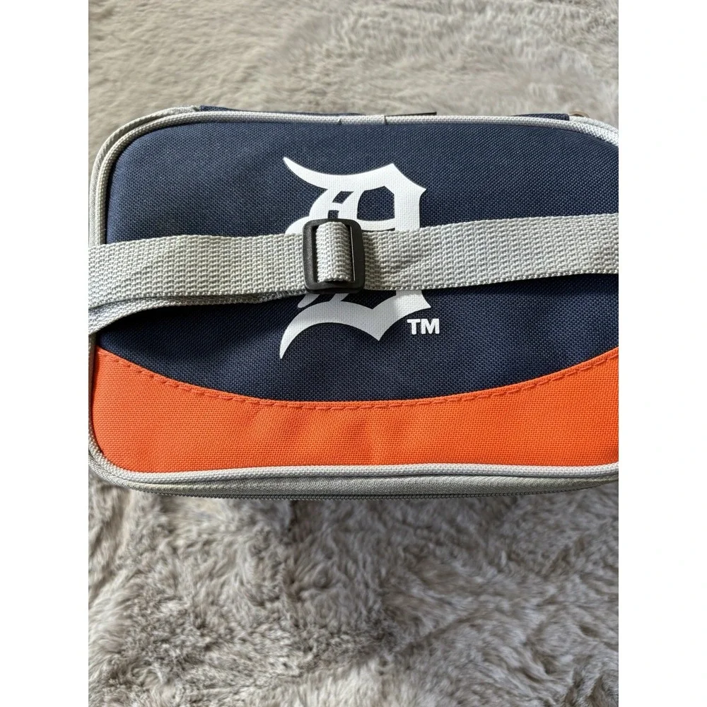 Detroit‎ Tigers small lunch box zip closure carry strap